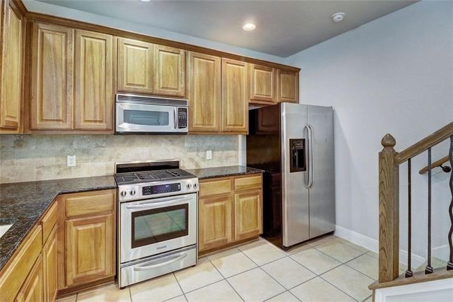 KITCHEN WITH SS APPLIANCES AND LOTS OF CABINET SPACE | Image 10