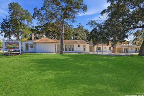 1016 N Avenue E, Shiner, TX, 77984-5390 | Card Image