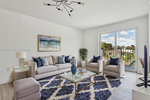 apt-302-620 Sw 10th St, Miami, FL, 33130-3858 | Card Image