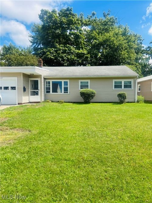 1697 Hawthorne Dr, Mayfield Heights, OH, 44124-3021 | Card Image