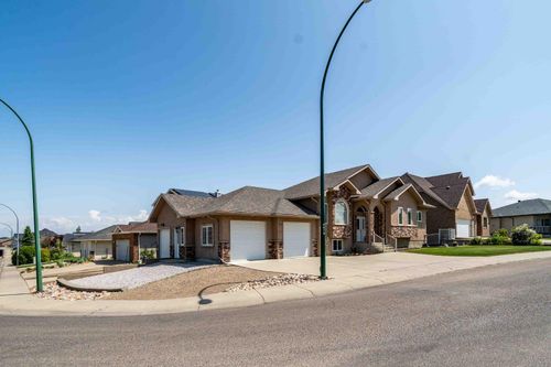 75 Sunset Rd Sw, Medicine Hat, AB, T1B4T2 | Card Image