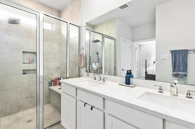 Extra large shower to get squeaky clean! | Image 18