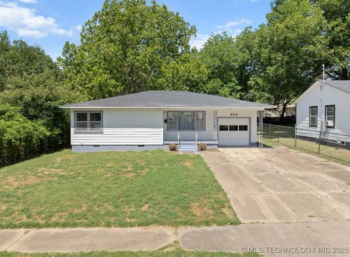 909 D St Se, Ardmore, OK, 73401-8535 | Card Image
