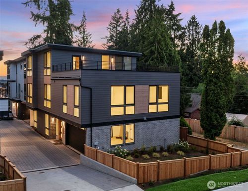 8237 122nd Ave Ne, Kirkland, WA, 98033-8017 | Card Image