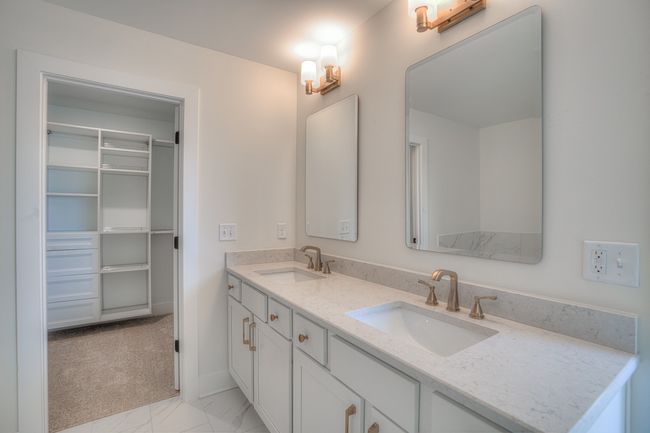 Primary Bathroom | Image 12