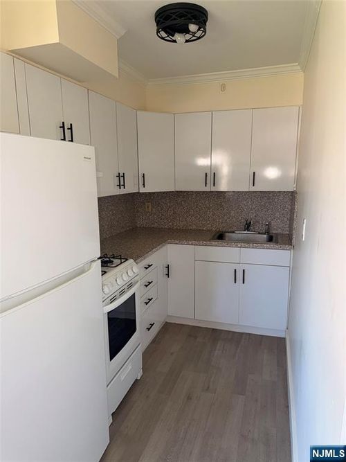 100 Bergen Blvd, Fairview, NJ, 07022-1870 | Card Image