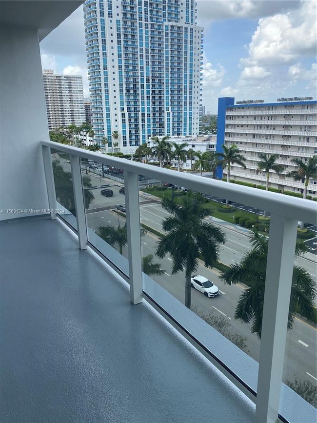803 - 1880 S Ocean Dr, Condo with 2 bedrooms, 2 bathrooms and null parking in Hallandale Beach FL | Image 8