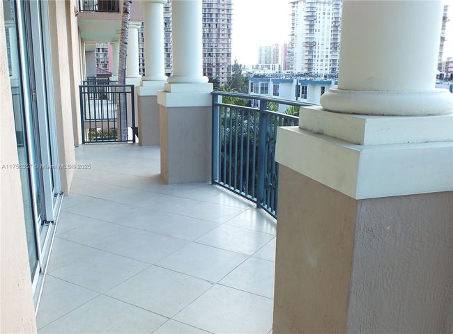 APT-606 - 17555 Atlantic Blvd, Condo with 2 bedrooms, 2 bathrooms and null parking in Sunny Isles Beach FL | Image 7