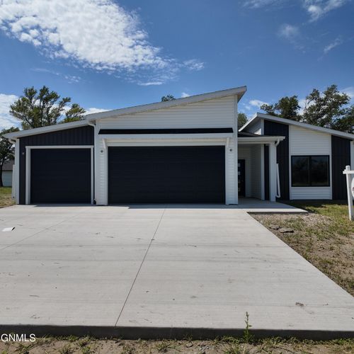 612 Koenig Dr, Bismarck, ND, 58504-2201 | Card Image