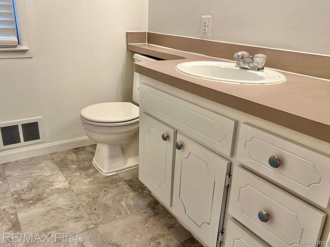 Lower Flat Full Bath | Image 14