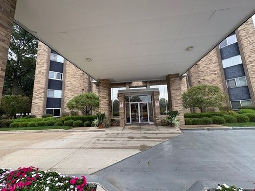 205-2112 Acacia Park Drive, Lyndhurst, OH, 44124 | Card Image