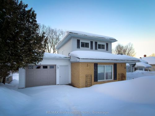 10 Florence Street W, Huntsville, ON, P1H1T2 | Card Image