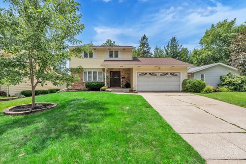 2308 Queens Ct, Bettendorf, IA, 52722-2161 | Card Image