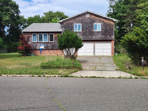 10 Starling Ct, Coram, NY, 11727-2709 | Card Image