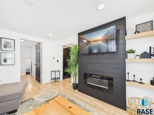 404 S Highland Ave, Sioux Falls, SD, 57103-1852 | Card Image