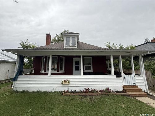 1452 99 Th St, House with 4 bedrooms, 1 bathrooms and 4 parking in North Battleford SK | Card Image