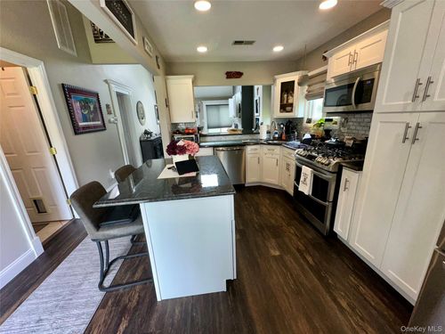 17 Timber Ridge Dr, Holtsville, NY, 11742-1646 | Card Image