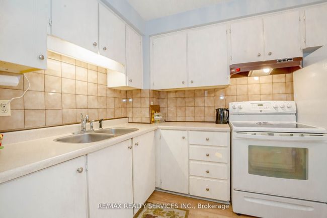 4 Collins Cres, Condo with 3 bedrooms, 2 bathrooms and 1 parking in Brampton ON | Image 14