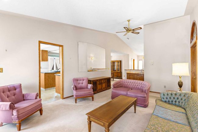 1038 Shawnee Rd Sw, Home with 3 bedrooms, 3 bathrooms and 4 parking in Calgary AB | Image 17