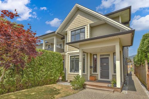 332 11th St E, North Vancouver, BC, V7L2G9 | Card Image