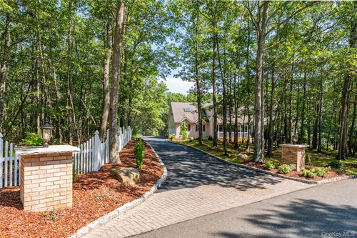 15 Douglas Ln, Manorville, NY, 11949-2060 | Card Image