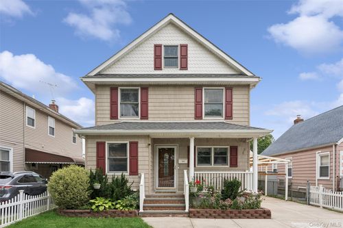 7643 265th St, New Hyde Park, NY, 11040-1403 | Card Image