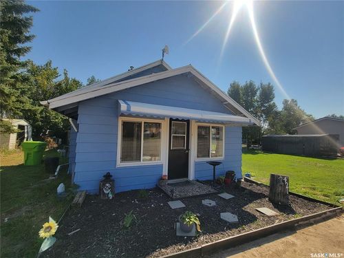 421 4th St, Denzil, SK, S0L1S2 | Card Image
