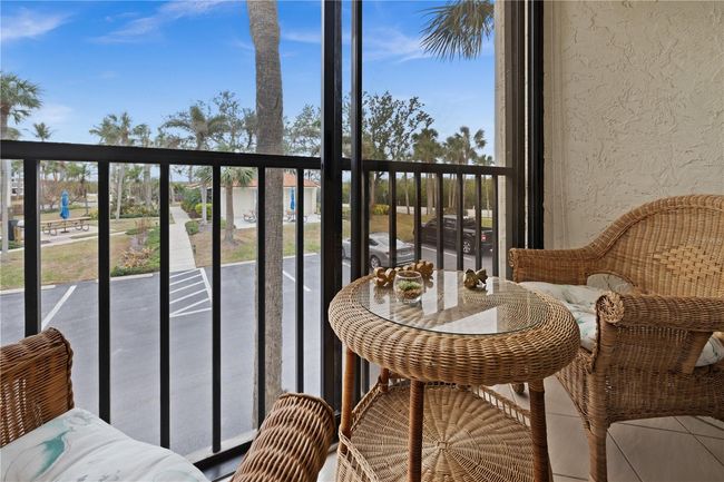 Side balcony exclusive to the corner units. | Image 11