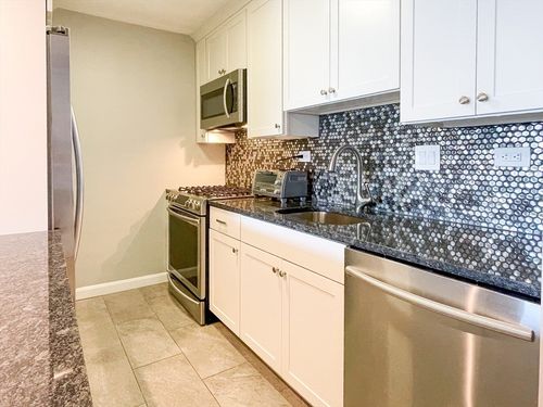 11j-9 Hawthorne Pl, Boston, MA, 02114-2327 | Card Image