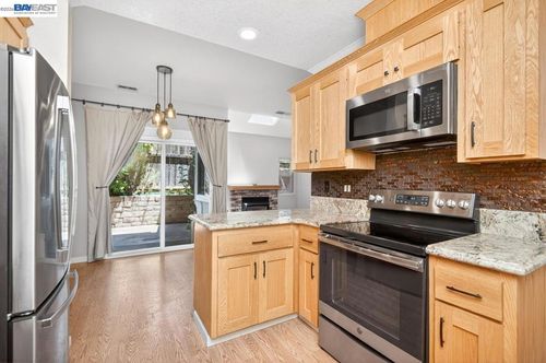 3861 Vine St, Pleasanton, CA, 94566-6784 | Card Image