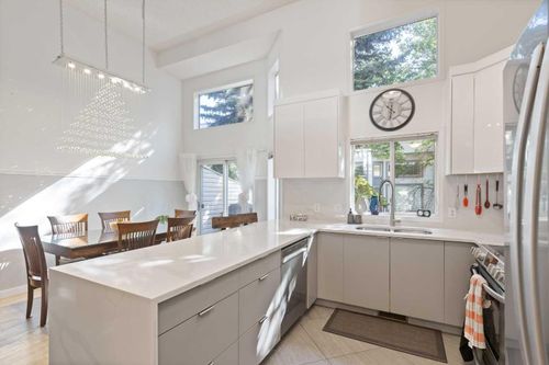 12 Kingsland Villas Sw, Calgary, AB, T2V5J9 | Card Image