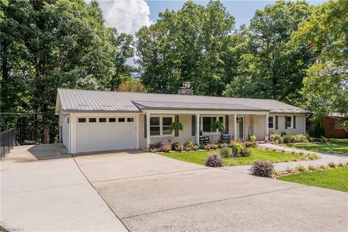 674 Knollwood Dr, Mount Airy, NC, 27030-2342 | Card Image