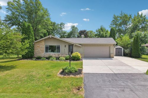 4123 W Mary Ann Dr, Franklin, WI, 53132-8425 | Card Image
