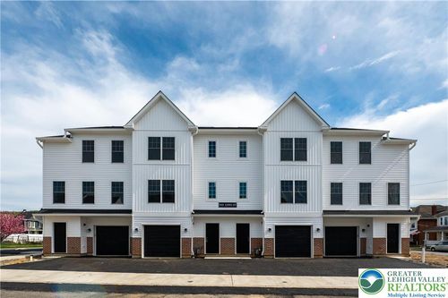 4-560 Long St, EMMAUS, PA, 18049-2237 | Card Image