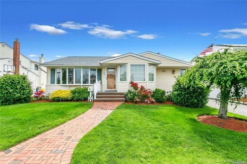 56 Haverford Road, Oyster Bay, NY, 11801 | Card Image