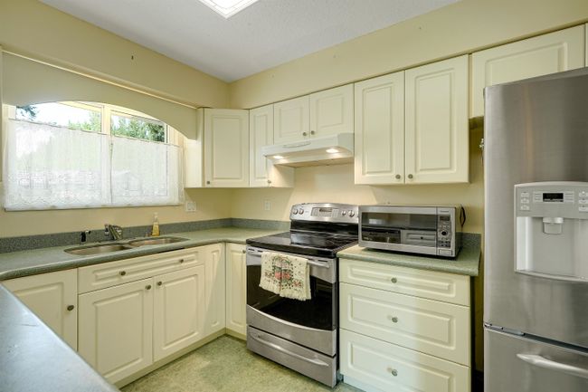 14885 92 Avenue, House other with 4 bedrooms, 2 bathrooms and 3 parking in Surrey BC | Image 9