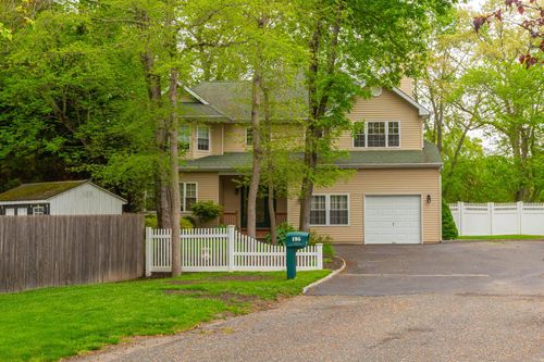 195 Bridle Way, Oakdale, NY, 11769-2266 | Card Image