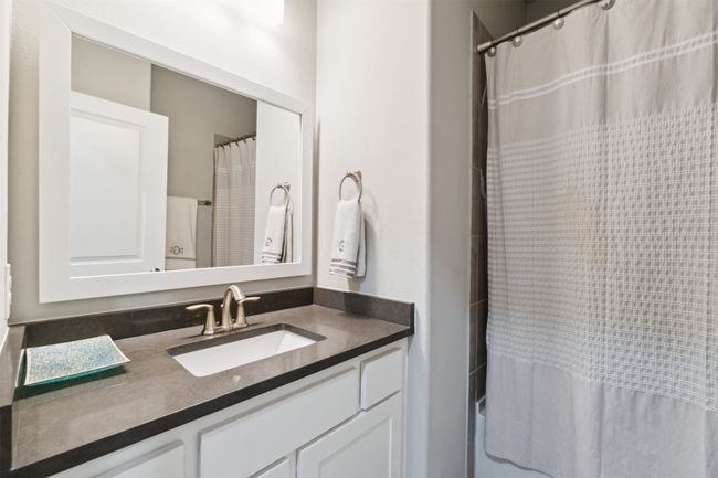 Full bathroom with vanity and shower / bath combo | Image 25