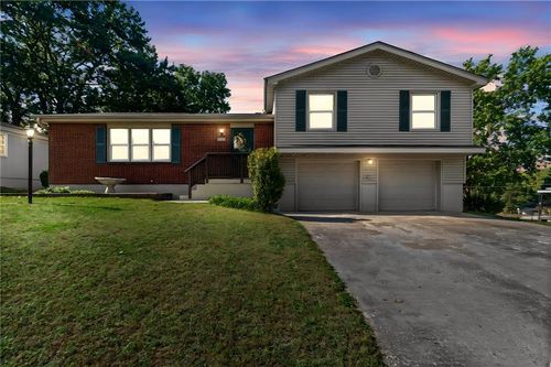 7512 N Baltimore Ave, Gladstone, MO, 64118-1653 | Card Image