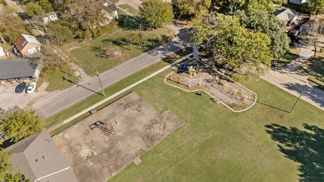 305 W Waco St, Home with 5 bedrooms, 3 bathrooms and 6 parking in Ennis TX | Image 34