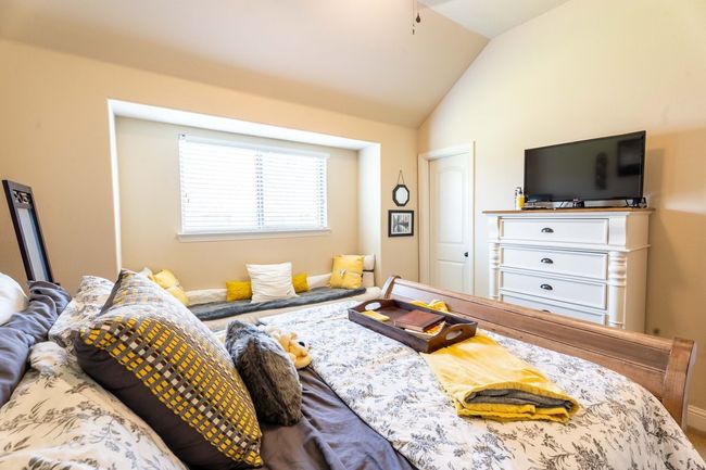 Bedroom w/ bench seating/ decorative bench and baseboards | Image 14