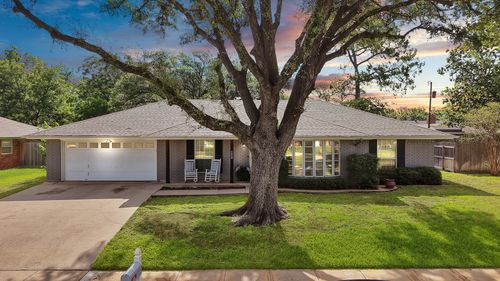 1615 Cresthaven Dr, Pantego, TX, 76013-3232 | Card Image