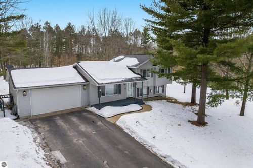 13-9811 Pin Oak Dr, Interlochen, MI, 49643-9190 | Card Image