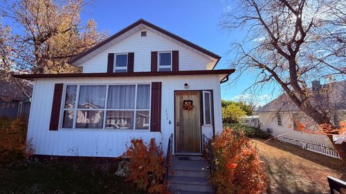 215 5 Ave W, Hanna, AB, T0J1P0 | Card Image