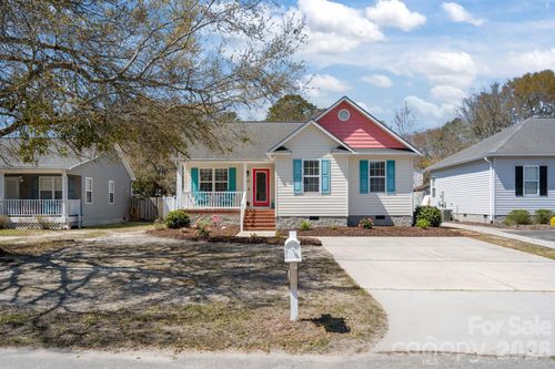 137 Ne 4th St, Oak Island, NC, 28465-6606 | Card Image