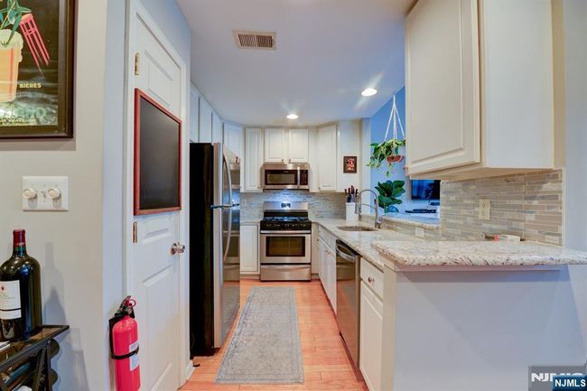 179 Riverwalk Way, Townhouse with 2 bedrooms, 3 bathrooms and null parking in Clifton NJ | Image 8