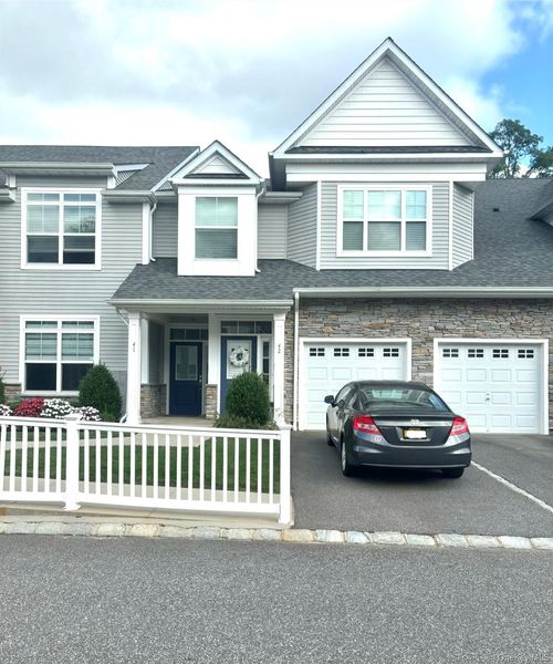 42 Meadowbrook Ln, Smithtown, NY, 11787-4319 | Card Image
