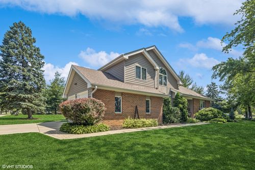 321 Blackhawk Dr, Westmont, IL, 60559-1562 | Card Image