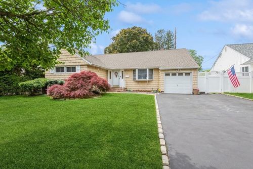 17 Chester Ave, Massapequa, NY, 11758-2404 | Card Image