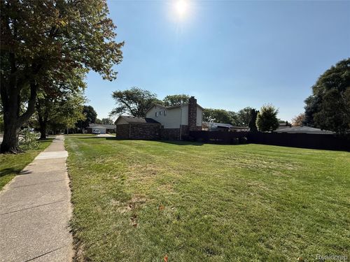14469 Bassett St, Livonia, MI, 48154-4746 | Card Image